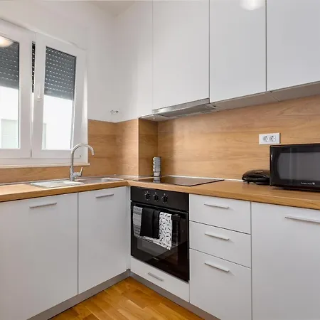 Roni + Besplatan Parking Apartamento *