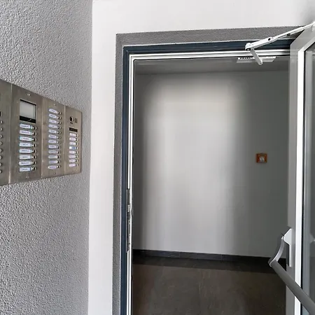 Roni + Besplatan Parking Apartamento