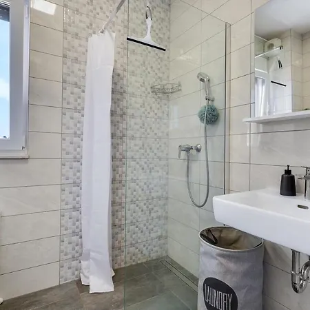 Roni + Besplatan Parking Apartamento *