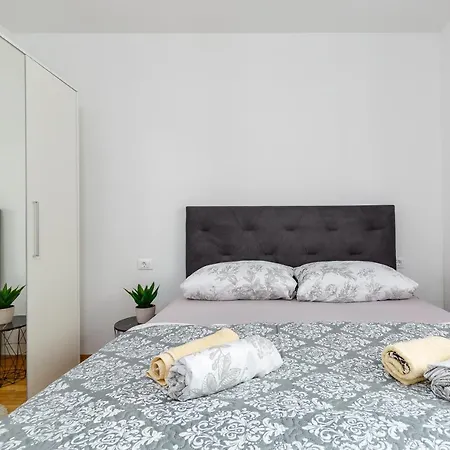 Roni + Besplatan Parking * Задар