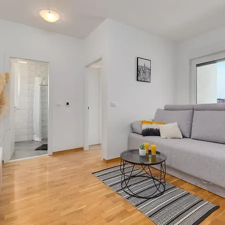 Roni + Besplatan Parking Apartman Zadar