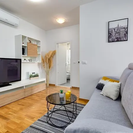 Roni + Besplatan Parking * Zadar