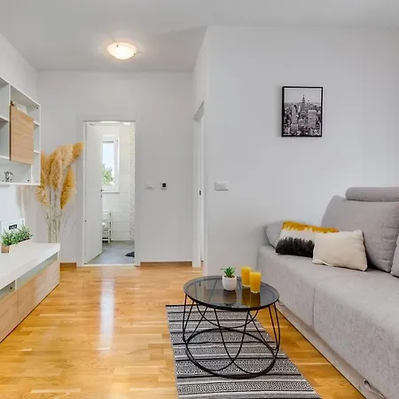 Roni + Besplatan Parking * Задар