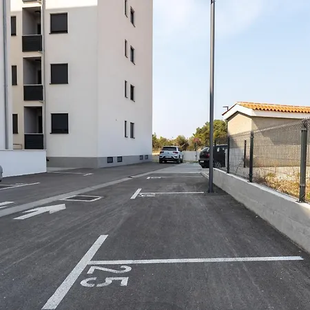 Апартаменты Roni + Besplatan Parking *