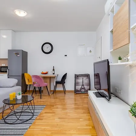 Roni + Besplatan Parking *