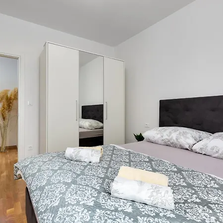 Roni + Besplatan Parking *