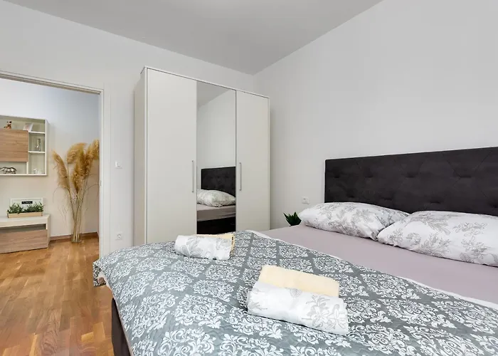 Roni + Besplatan Parking *